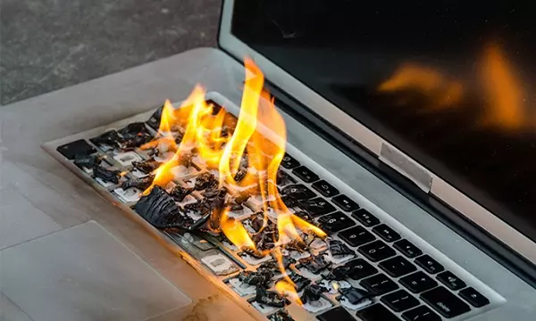 Sạc laptop qua đêm có thể gây cháy nổ
