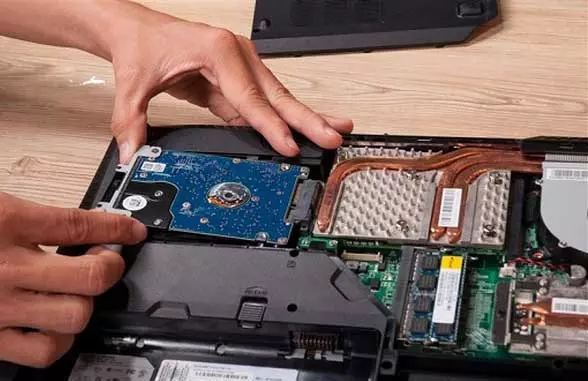 GEARVN - Khắc phục laptop sạc không vào pin bằng cách kiểm tra khe cắm và pin trên laptop