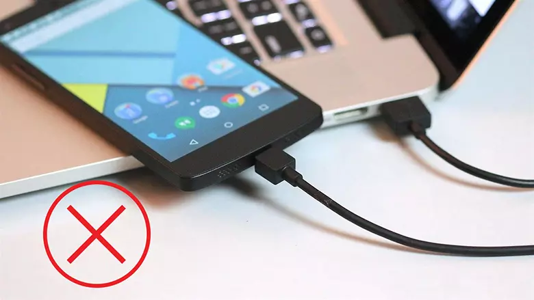 Cách sạc pin điện thoại nhanh không nên sạc điện thoại bằng cổng USB