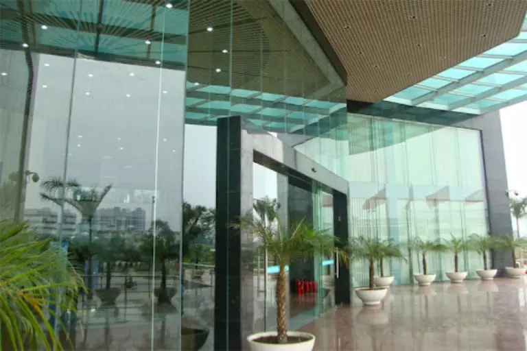 Trung tâm thương mại sử dụng cửa kính tự động và vách kính.