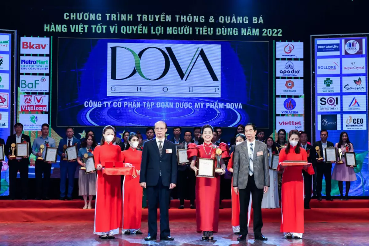 Chủ tịch Đỗ Thị Vân Anh nhận giải "Thương hiệu vàng Việt Nam"